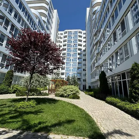 з терасою жк море Apartment